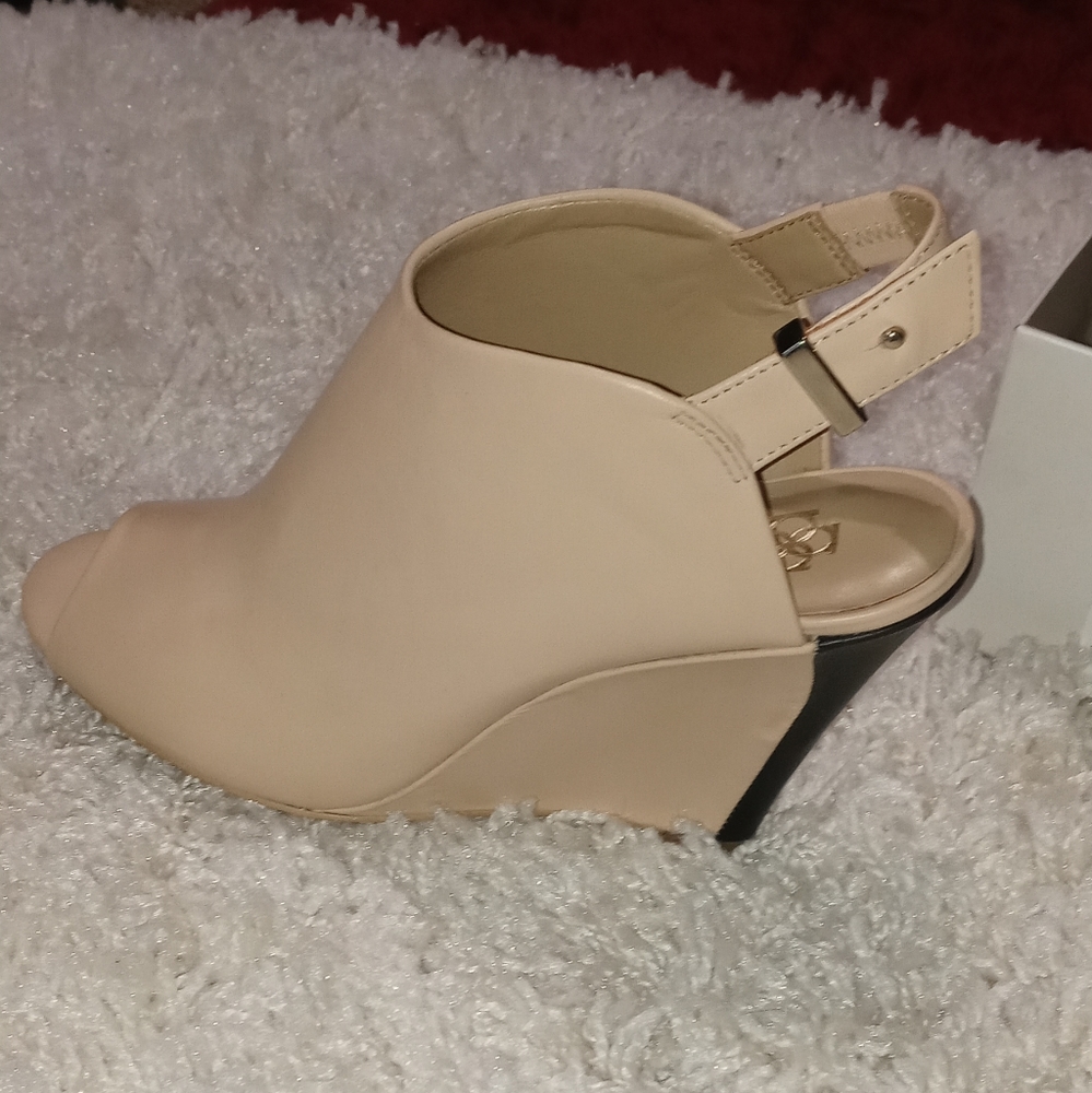 Ann Taylor Peep Toe nude wedge